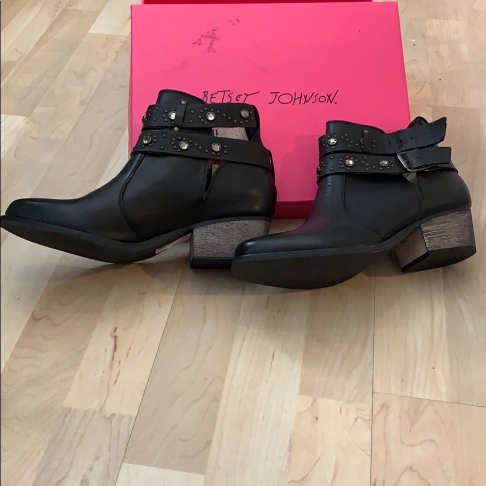 Betsy Johnson ankle boot NWT